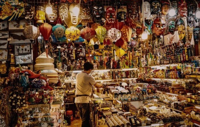 Khám phá ngay hàng trăm gian hàng muôn hình muôn vẻ tại chợ Bến Thành