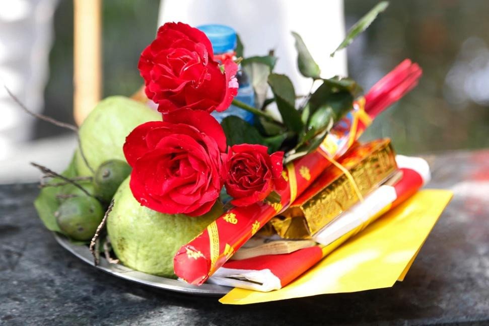 Chùa Hà từ lâu đã trở thành một chốn linh thiêng "gánh" trên mình bao hứa hẹn về những mối lương duyên của những người trẻ. Dù ở gần hay ở xa, người ta cứ tâm niệm rằng, đến chùa Hà "xin vía" người yêu, cùng với hy vọng "Chùa Hà khi đi lẻ bóng, khi về có 