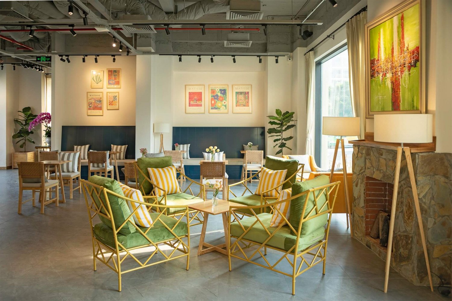 Khu vườn CIARA TERRACE CAFE tràn ngập nắng, hương sắc khi hè về