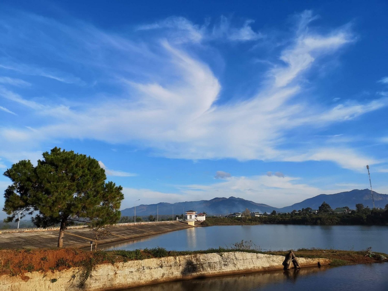 Đập Tân Sơn - Ghé thăm địa điểm bình yên ngay tại Gia Lai