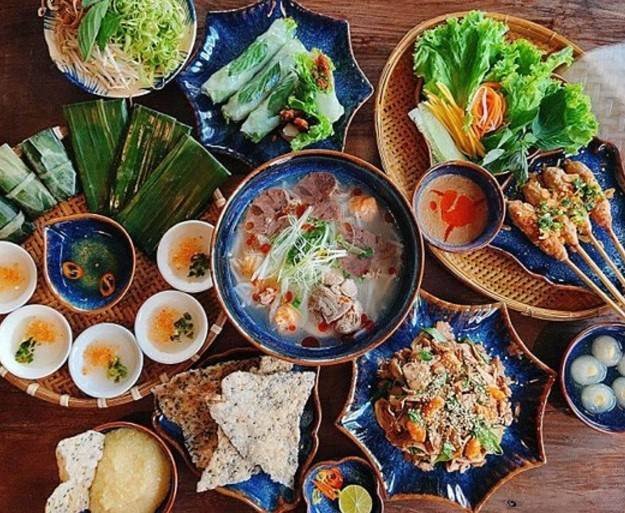 Ăn gì khi du lịch Huế - Tổng hợp địa điểm nhất định các bạn phải thử qua
