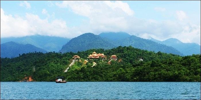 Lễ chùa đầu năm tại Huế - Cầu chúc bình an yên bình