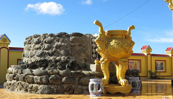 Mộ thầy - Một điểm du lịch tâm linh nổi tiếng trên đảo Phú Quý