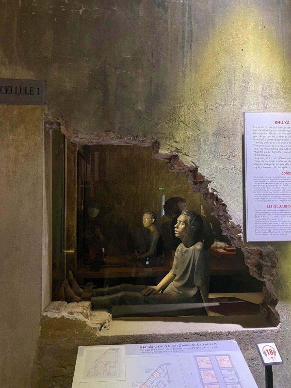 Nhà tù Hỏa Lò và những kinh nghiệm tham quan cần biết