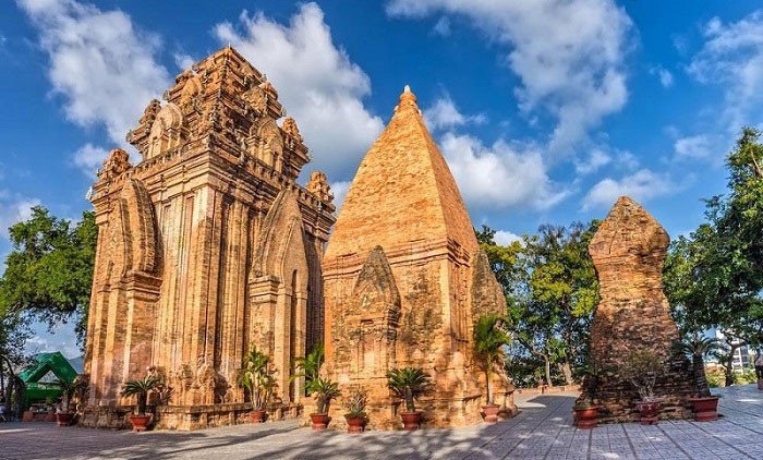 Khám phá Tháp Bà Ponagar Nha Trang - Nét đẹp văn hoá người Chăm